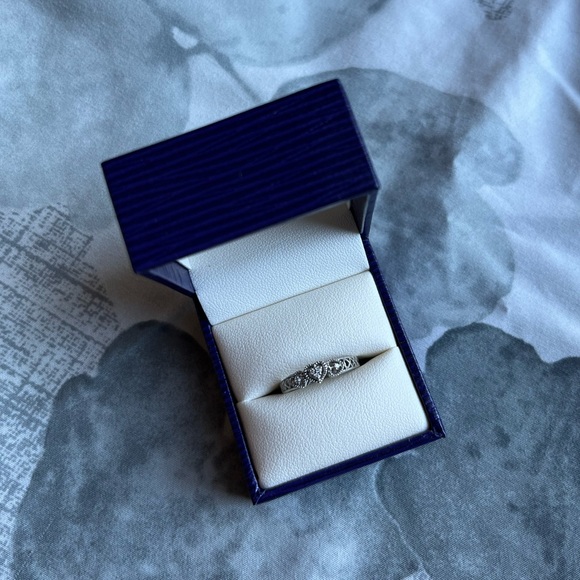 10K White Gold Promise Ring - Picture 2 of 2